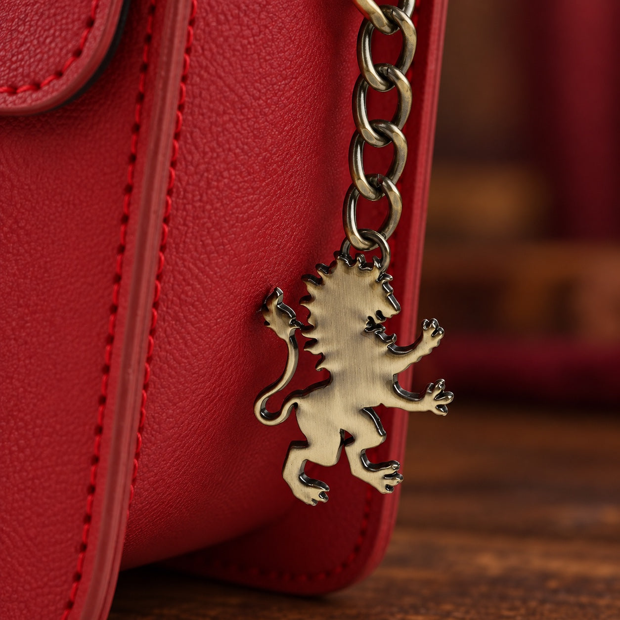 Dettaglio charm metallico a forma di leone Grifondoro