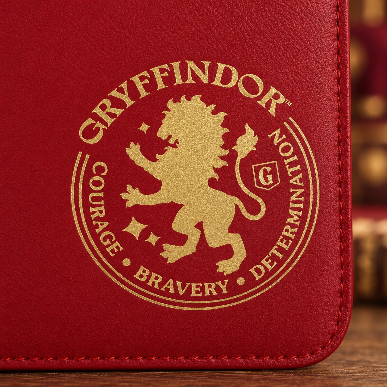 Dettaglio emblema dorato Grifondoro sul retro della borsa