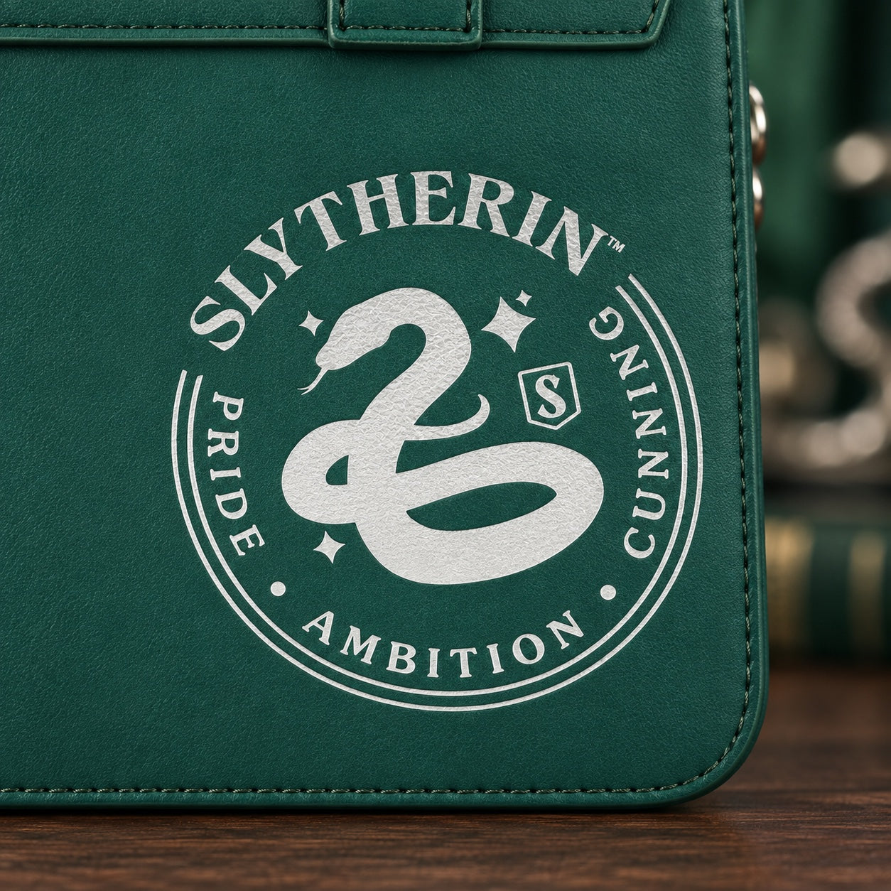 Dettaglio emblema Serpeverde Pride Ambition Cunning sul retro