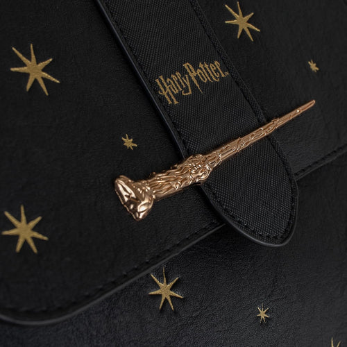 Dettaglio logo Harry Potter e bacchetta dorata sulla borsa