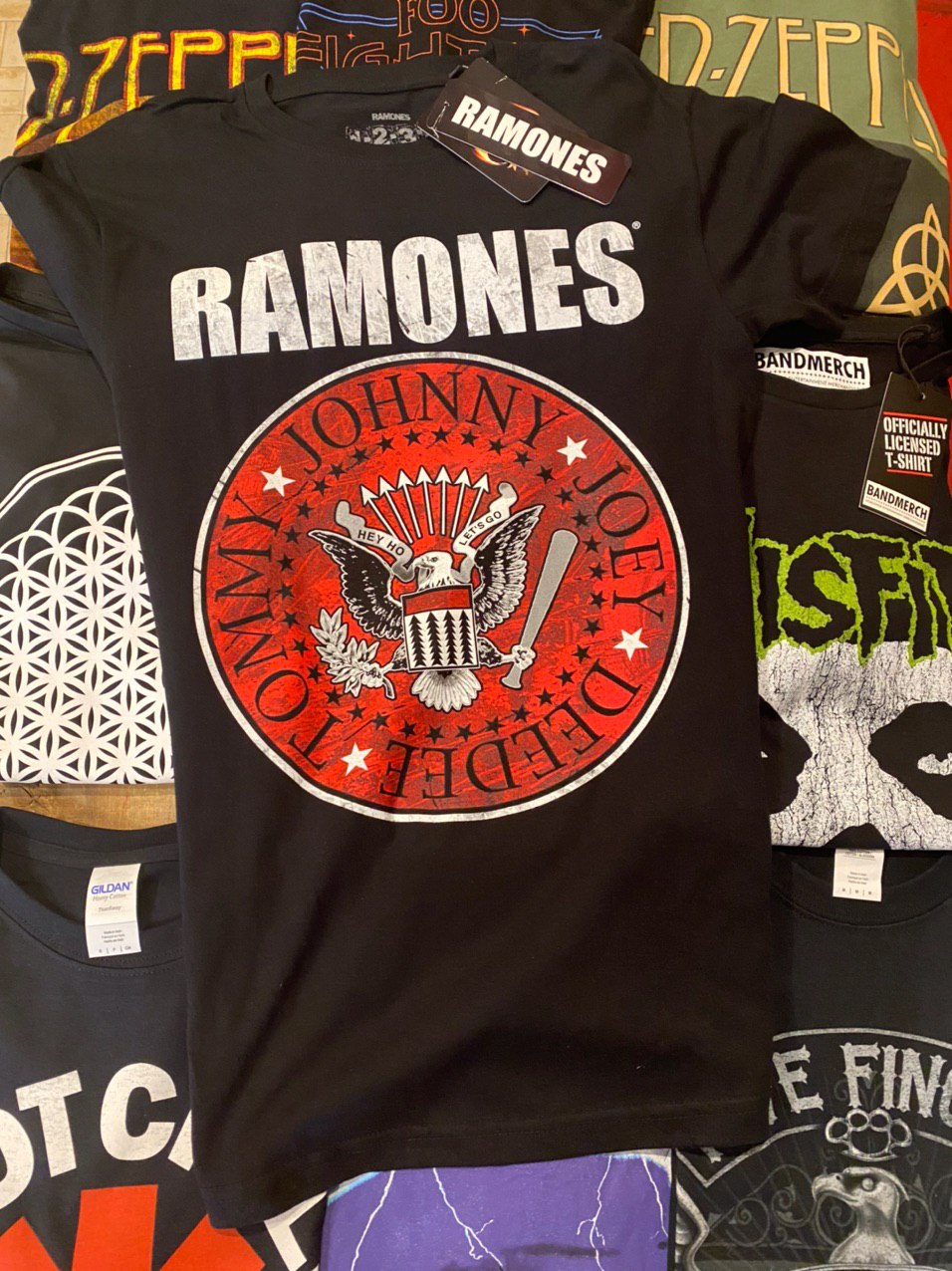 RAMONES UNISEX TEE: RED FILL SEAL